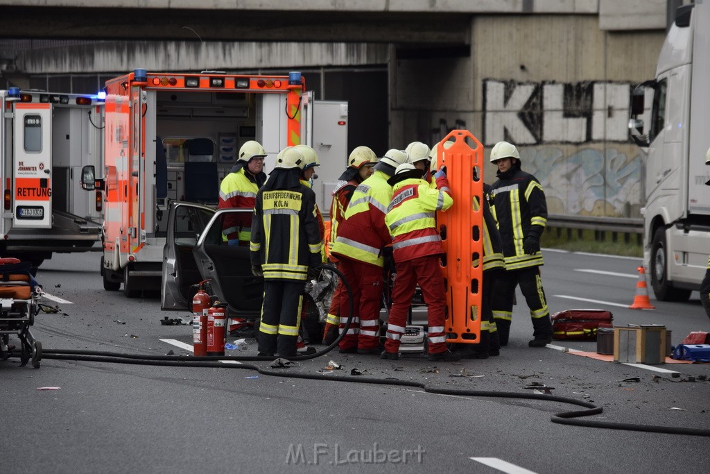 VU Auffahrunfall A 3 Rich Oberhausen kurz vor AS Koeln Dellbrueck P053.JPG - Miklos Laubert